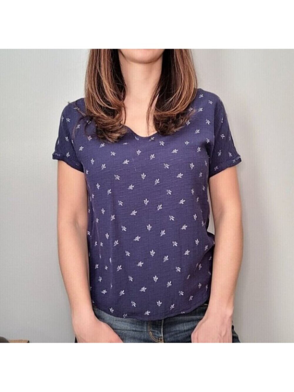 💘SO Blue Short Cuffed Sleeve White Leaf Top V-Neck Tee Size Small